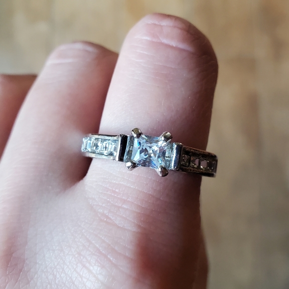 *RARE* Vintage Dainty Engagement Ring - Picture 7 of 15